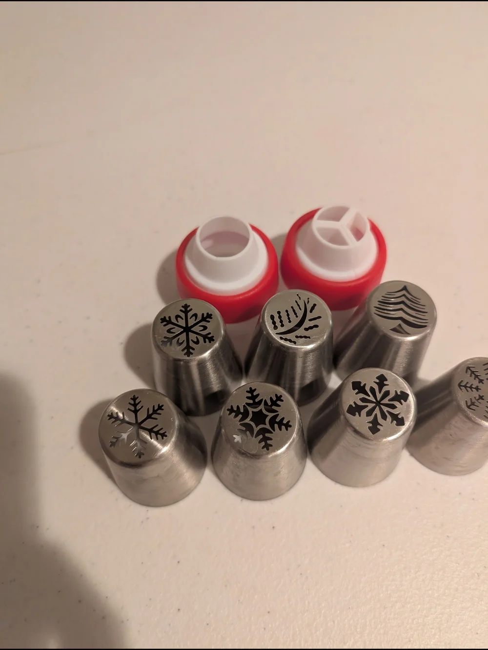 Set of 7 Metal Piping Tips with 2 Red Couplers - Snowflake and Holiday Designs